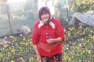 O bătrână de 83 de ani, care nu mai poate ajunge în piaţă, încearcă să-şi vândă ...