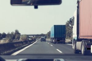 Sclavii Europei! TIR plin cu gunoaie din Anglia, oprit în trafic de poliţiştii români