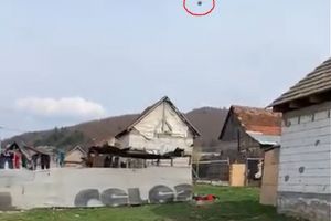 VIDEO Cum aruncă cu pietre rromii din Teliu în fortele de ordine