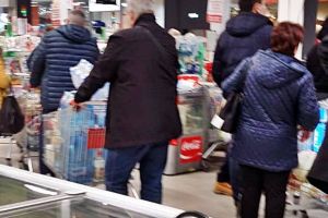 DSP Timiş: păstraţi distanţa şi în magazine, în timpul cumpărăturilor de Paşti! Controale în centrele comerciale