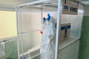 FOTO| Prima cabină de dezinfecţie pentru Spitalul Judeţean Alba, donată de doi operatori economici din Alba Iulia, Ener Rom Instal şi Vimed Com, a ajuns la secţia UPU