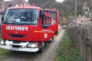 UPDATE FOTO| INCENDIU la o anexă gospodărească în Blandiana: Intervin pompierii cu 2 autospeciale cu apă şi spumă