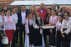 Tânăra şi ambiţioasa Carmen Lixandru Stanescu, primarul comunei Suteşti, a organizat excelent  Sărbătoarea  „Zilei Recoltei”