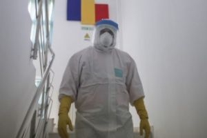VIDEO Medicii cer să muncească doar 4 ore: 'E greu să lucrezi în combinezoane şi material de protecţie'