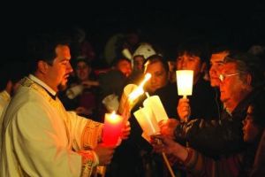 Lumina de Înviere ajunge în casele românilor cu patrulele de poliţişti