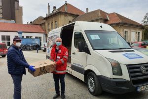 Crucea Roşie a donat apă şi sucuri pentru spitalele din Sibiu