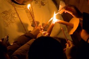 Lumina Sfântă va fi împărţită cu ajutorul poliţiştilor
