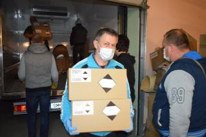 Voluntarii de la Caritas Catolica au primit echipamente anti coronavirus din partea Ungariei (FOTO)