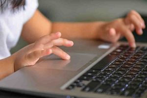 Harghita: ISJ face apel pentru sprijinirea elevilor care nu au calculator pentru studiul online