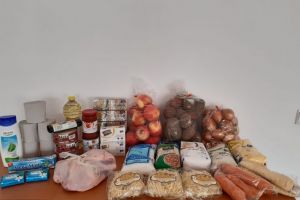 Pachete cu alimente de la Primaria Cumpana pentru persoanele de peste 65 de ani, fara sustinatori
