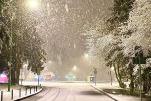 Primăvara îmbrăcată în alb: În Poiana Braşov a nins ca în lunile de iarnă (Video)