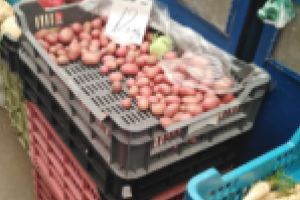 Coronavirusul, cartofii noi şi mielul de Paşte ţin pensionarii (şi nu numai) departe de piaţă