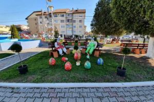 FOTO| Optimism în vremea pandemiei, la Teiuş: Colţişor specific, cu ornamente de Paşte, amenajat în oraş