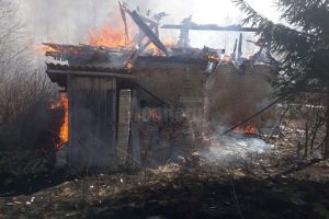 O casă a primarului din Bilca a fost mistuită de un incendiu de vegetaţie uscată, scăpat ...