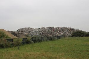 Locuitorii din Ipoteşti s-au pricopsit cu un munte de gunoi de peste 100.000 de tone