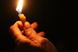 Prescura şi Lumina Sfântă vor fi împărţite de Paşte cu ajutorul poliţiei, ajungând şi ...