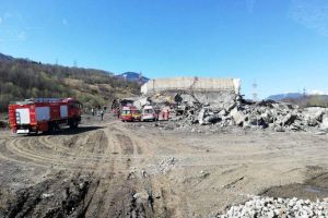 FOTO| Accident TERIBIL la Mina Uricani: Doi muncitori sunt prinşi sub câteva tone de moloz, după ce un turn de extracţie s-a prăbuşit