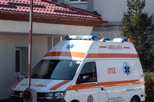 Trei bărbaţi au fost răniţi, după ce un şofer băut a intrat cu maşina într-un copac
