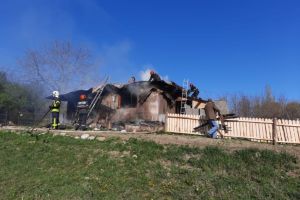 Casă mistuită de incendiu la Gura Caliţei!