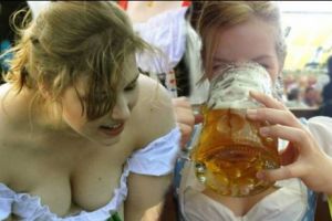 SÂNI IMENȘI udaţi cu BERE la Oktoberfest. Fetele din Germania trăiesc viaţa la maximum – GALERIE FOTO