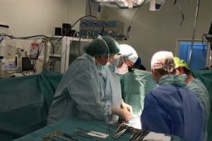 EMOȚIONANT. Bebeluşi operaţi de echipa doctorului Horaţiu Suciu! FOTO