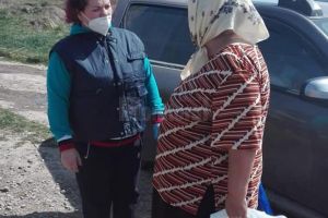 Bătrânii şi familiile nevoiaşe din Berchişeşti au primit alimente şi măşti de ...