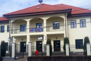 Prima comună care mai întâi oferă măşti de protecţie şi apoi impune purtarea lor