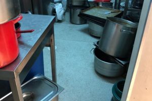 Protectia Consumatorului Constanta, verificari la firma care a asigurat mancare pentru persoanele aflate in carantina la Hotel Flora. Ce au gasit comisarii (galerie foto)