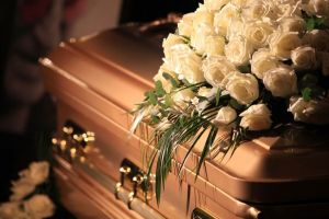 Lăsaţi cu sicriul în drum – Trupul neînsufleţit al unui bărbat din Agnita, reţinut de teamă că a murit de coronavirus