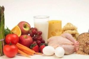 Putem să ne infectăm cu COVID-19 de la produsele cumpărate din magazine? Explicaţiile experţilor