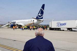 Două avioane Boeing aduc la Oradea 20 de tone de materiale sanitare pentru spitale, în lupta contra Covid-19 (FOTO / VIDEO)