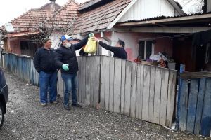 Emil Neia Lăcătuş a împărţit alimente romilor săraci din Josenii Bârgăului şi Năsăud