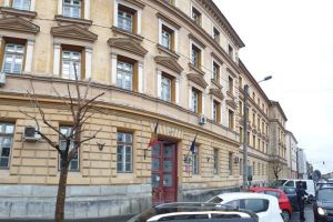 Tribunalul şi Judecătoria Sibiu permit accesul doar cu mască sau eşarfă pe nas şi gură