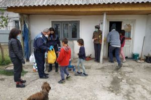 GALERIE FOTO: Poliţia, deschideţi! Mai multe familii din Vulturu, ajutate de oamenii legii