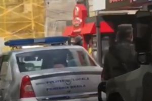 Cozi uriase la supermarket, in plina pandemie / Pensionarii isi fac cumparaturile sub protectia Armatei