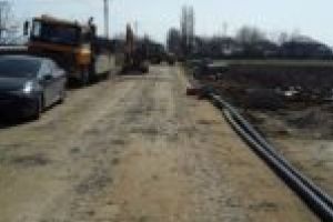 La Zăvoi au început lucrările la reţeaua de canalizare
