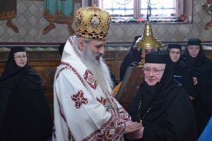 Apel impresionant al IPS Teofan: Cerem să se permită a oferi creştinilor măcar o pâine sfinţită şi o lumânare aprinsă, în condiţii de respectare cu stricteţe a măsurilor