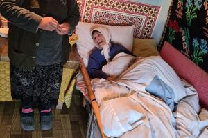 O bătrână paralizată, din Botoşani, trăieşte cu 109 lei pe lună. Singurul ei sprijin este o vecină care nu are niciun venit