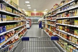 Recomandări pentru cumpărături în vremea pandemiei de coronavirus, în preajma Paştelui: faceţi lista de acasă şi purtaţi mască!