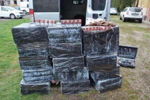 Autoturism incarcat cu 7.000 de pachete cu tigari, confiscat de politistii de frontiera (galerie foto+video)  