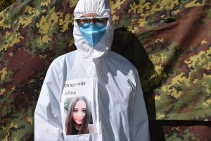 Dincolo de măşti sunt oameni – Un subofiţer sanitar din Sibiu şi-a pus poza pe echipament