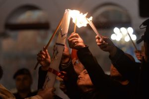 Acordul dintre MAI şi BOR, modificat. Poliţiştii nu mai distribuie Lumina Sfântă
