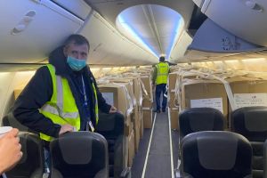 Al doilea avion Boeing încărcat cu materiale sanitare a aterizat la Oradea (FOTO / VIDEO)