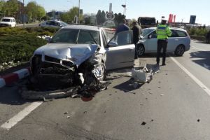VIDEO: Accident la ieşirea din Focşani | Două maşini avariate grav