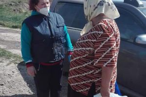 Bătrânii şi familiile nevoiaşe din Berchişeşti au primit alimente şi măşti de ...