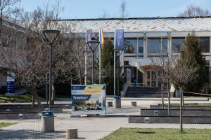 Universitatea suplimentează spaţiile din campus cu ajutorul unor containere modulare