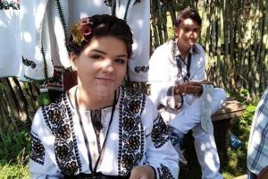 O tânără din Cajvana, elevă la Colegiul ”Mihai Eminescu” Suceava, coase cămăşi, ...