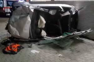 FOTO. Accident grav în Cluj. S-a izbit cu maşina de un magazin!