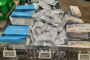 Au apărut măştile şi în supermaketuri, însă nu sunt deloc ieftine (FOTO)