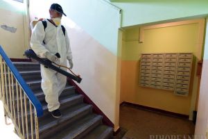 Dezinfecţie pe repede înainte: Orădeni din Piaţa Bucureşti reclamă că au rămas pe-afară, din cauza lucrărilor făcute în scările de bloc